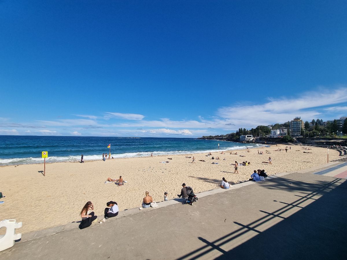 Rob, Jas and the girls walked from Bondi to Coogee Beach!