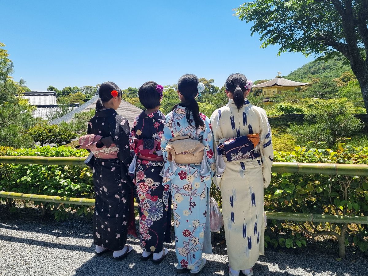 Loved this site of the girls in kimonos.