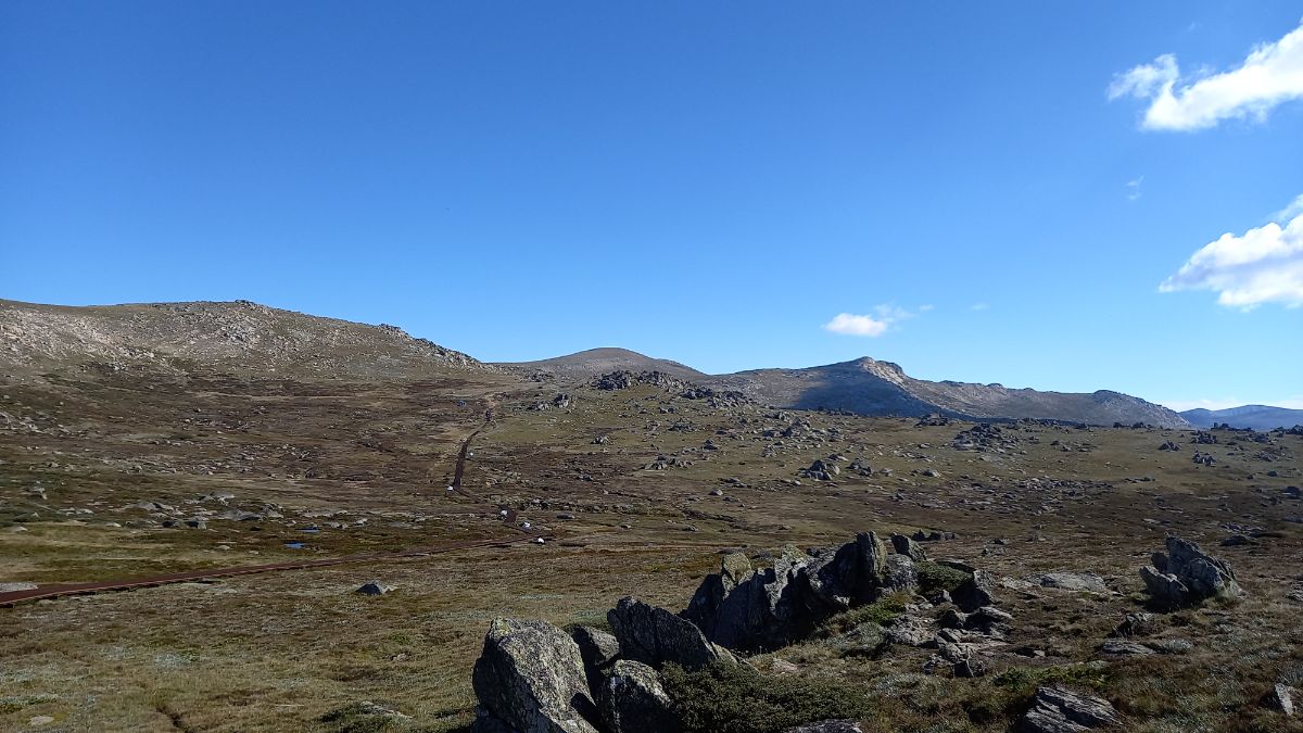 Hiking up Mt Kosciuszko