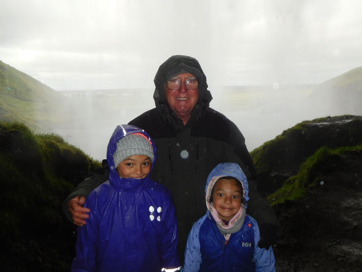 Under Seljalandsfoss