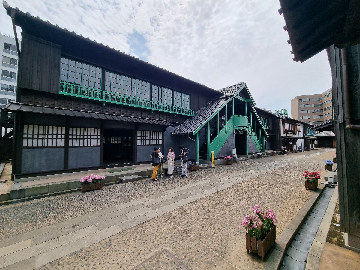 The traders' warehouses