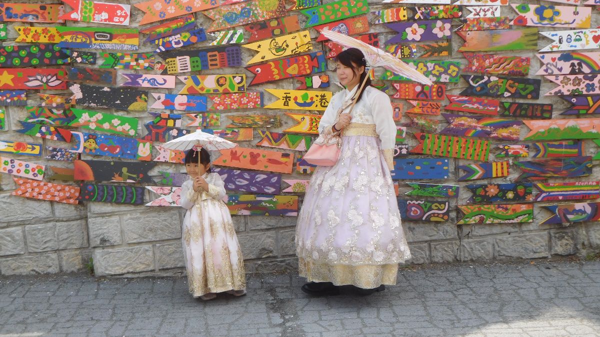 A Korean mother & daughter.